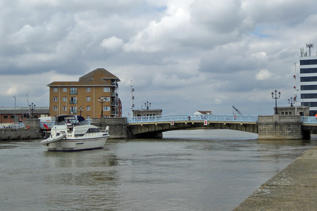 River_Yare_&_Haven_Bridge,_Great_Yarmouth.jpg