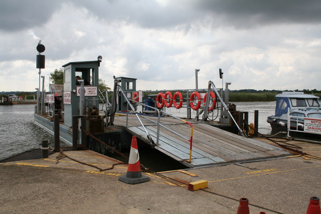 Reedham_Chain_Ferry,_Norfolk.jpg